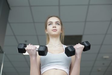 En Fitness Life sabemos que cruzar la puerta del gimnasio por primera vez puede ser mas raro que rendir un final sin haber estudiado. Todos pasamos por esa sensación de "acá son todos profesionales y yo no sé ni cómo se prende la cinta" Pero tranqui, la idea tuya y nuestra es que dejes los nervios en la vereda y te animes a cambiar tu vida. 1. Desmitificá el "Efecto Vidriera" Muchos piensan que entrar al gimnasio es como desfilar en la semana de la moda de Milán. Creemos que apenas entremos, todos van a soltar las mancuernas, se van a dar vuelta y nos van a juzgar con la mirada. Spoiler: a nadie le importa. En el gym, cada uno está en la suya. El que levanta 100 kilos está concentrado en no quedarse sin aire, y el que está haciendo cardio está pensando en qué va a cenar. No sos el centro del universo (aunque tu mamá diga lo contrario), y eso es una excelente noticia para tu ansiedad. 2. La regla de oro: La ropa cómoda mata el "outfit" No necesitás comprarte la última calza de marca o la remera tecnológica que brilla en la oscuridad. Vení con esa remera vieja de los Redondos o un jogging que te quede cómodo. El objetivo es que te sientas vos mismo. Si te sentís disfrazado de "atleta olímpico" cuando todavía no sabés qué es una sentadilla, vas a estar más pendiente de la ropa que de tu entrenamiento. 3. Hacé un "reconocimiento del terreno" Si te da mucha ansiedad no saber dónde están las cosas, hacé una visita previa. Vení a Fitness Life, conocé las máquinas, imaginate haciendo tus ejercicios y cómo es la onda. Conocer el mapa del lugar te saca el 50% del miedo a lo desconocido. 4. El Profe es tu mejor amigo (y tu escudo) Acá en el gimnasio no mordemos. Los profes están para eso: para que no te rompas nada y para guiarte. No intentes adivinar cómo se usa una máquina, nadie nace sabiendo. En algún momento todos fuimos principiantes, En Fitness Life SIEMPRE va a haber un instructor a quien preguntarle para sacarte todas las dudas. Preguntá todo. "Che, ¿esto para qué sirve?", "¿Me corregís la postura?" Lo que importa es que te sientas bien... 5. Andá de a poco: No te quieras comer el mundo El error del principiante es querer hacer tres horas de clase el primer día. Si hacés eso, mañana no te vas a poder sentar ni en el inodoro y no vas a querer volver nunca más. Arrancá con 40 minutos. Hacé algo tranqui. La victoria del primer día no es levantar mucho peso, sino simplemente haber ido. Esa es la medalla de oro del debutante. ¿Por qué elegir Fitness Life? Sabemos que en otros lados capaz te sentís un número más. Acá somos una comunidad. En Fitness Life nos enfocamos en que te sientas como en el living de tu casa, pero con mancuernas. Tenemos: Una buena comunidad (y eso lleva mucho tiempo lograrlo). Equipamiento de primera para que entrenes seguro. Profesores que te acompañan SIEMPRE, paso a paso y sin vueltas. Entrenar no es solo para el cuerpo, es para la cabeza. Cada vez que venís y haces tu rutina, le estás ganando una batalla a la inseguridad. Con el tiempo, ese lugar que te daba miedo se convierte en tu refugio, el lugar donde descargás las pálidas de un día de trabajo cansador y salís renovado. No esperes a "estar en forma" para venir al gimnasio. Eso es como querer bañarse antes de meterse a la ducha. Vení como estés, con las dudas que tengas, pero vení. El primer paso es el más importante, después la inercia te lleva sola. ¡Te esperamos en Fitness Life para empezar a meterle con todo!