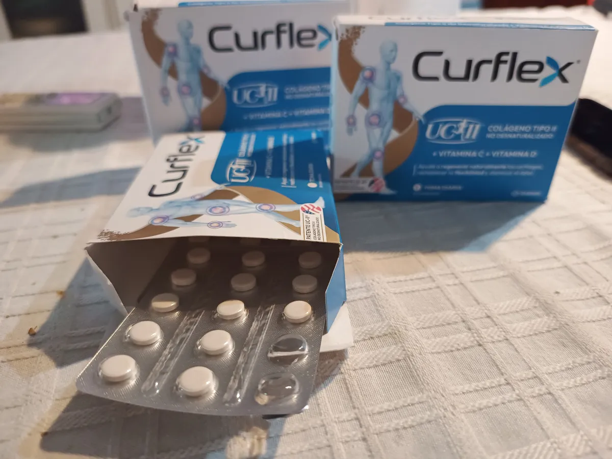 Quema Grasa Sin Molestias en la Espalda El dolor del nervio ciático a veces nos parece un obstáculo enorme a la hora de hacer ejercicio. Cuando hablamos de HIIT (Entrenamiento de Alta Intensidad por Intervalos) en lo primero que pensamos es en saltos, sprints y movimientos explosivos que, lamentablemente, pueden agravar la compresión del nervio. Pero no todo el HIIT necesita ser agresivo. Existe una variante llamada LISS (Low-Impact High-Intensity) o HIIT de bajo impacto. Hoy te quiero sugerir una rutina segura, efectiva y pensada específicamente para activar tu metabolismo, quemar grasa y fortalecer tu cuerpo... sin molestar a tu ciático. ¿Por qué este HIIT sí funciona (y la idea es que no te duela)? La clave está en eliminar el "impacto". No saltamos. En lugar de depender de la fuerza gravitacional (los saltos), dependeremos de la tensión muscular continua y la velocidad controlada. Esto mantiene tu frecuencia cardíaca alta (en la zona de quema de grasas) mientras protege tu zona lumbar y el trayecto del nervio ciático. Reglas de Oro Antes de Empezar Movilidad previa: No te tires directamente al ejercicio intenso. Hacé 5 minutos de movilidad suave: círculos con la cadera y estiramientos del piriforme suave (el típico de "pierna cruzada"). Escucha a tu cuerpo: El HIIT tiene que ser duro a nivel cardiovascular (lo vas a notar en tu respiración), pero no debe doler en el glúteo o la pierna. Si sentís un "calambre" o dolor punzante, baja la intensidad o para un ratito. Core activado: Mantené el abdomen contraído en todo momento para proteger la columna. La Rutina HIIT de quema de grasas (20 Minutos) Protocolo: Trabajas 45 segundos / Descansas 15 segundos. Tenés que hacer 2 vueltas completas. 1. Marcha de Gladiador (Calentamiento + Quema) Cómo hacerlo: Marchas en el lugar levantando las rodillas a la altura de la cadera, pero en lugar de pisar fuerte, apoyas la punta del pie y empuja el talón hacia el glúteo al bajar. Intensidad: Mové los brazos con fuerza. Beneficio: Activa la circulación sin comprimir los discos vertebrales. 2. Sentadilla Sumo con pausa isométrica Cómo hacerlo: Pies más abiertos que los hombros, puntas de tus pies hacia fuera. Baja lentamente (3 segundos) hasta que los muslos estén paralelos al suelo. Mantené la posición baja durante 2 segundos (ahí está la "intensidad"). Intensidad: Apreta los glúteos para subir. Si te tiemblan un poquito las piernas, vas bien. Beneficio: Fortalece los glúteos (relajantes naturales del ciático) sin redondear la espalda baja. 3. Escalador de Montaña (Versión lenta y profunda) Evita: Hacerlo rápido y descontrolado. Cómo hacerlo: En plancha alta. Lleva una rodilla hacia el pecho controladamente y volvé. Alterna las piernas. Intensidad: El reto no es la velocidad, sino mantener la cadera baja y el abdomen metido hacia dentro. Concentrate en la conexión mente-músculo. Beneficio: Altísimo gasto calórico y fortalecimiento del "corsé" abdominal. 4. Zancada Lateral con estocada Cómo hacerlo: De pie, das un gran paso hacia el lado derecho, flexionas esa pierna y mantenes la izquierda estirada. Tocas el suelo con la mano derecha (o intentas llegar). Volves al centro y cambias. Intensidad: Movete de forma dinámica pero controlada. Beneficio: Trabaja aductores y abductores, mejorando la estabilidad de la pelvis, lo que libera presión sobre el ciático. 5. Puente de Glúteo a una pierna Cómo hacerlo: Boca arriba, rodillas flexionadas. Elevas una pierna estirada hacia el techo. Empujas con el talón de la pierna de apoyo para elevar la cadera. Intensidad: Hacé las repeticiones lentas. Tenés que sentir el glúteo arder. Beneficio: Es el mejor ejercicio para la ciática. Fortalece el glúteo sin carga axial en la columna. 6. "Boxing" en el mismo lugar Cómo hacerlo: Con las rodillas ligeramente flexionadas y la cadera estable (sin balancearte hacia adelante y atrás). Tira golpes rectos y ganchos al aire. Intensidad: Explosividad con los brazos y giro de torso, pero las piernas quietas. Beneficio: Maximiza la frecuencia cardíaca para seguir quemando calorías incluso después del entrenamiento (EFOC - Efecto Afterburn). Sin saltos, sin impacto. ¿Cuándo NO hacerlo? Si estás en pleno brote agudo (dolor del 7 al 10, que no te deja dormir o caminar recto), NO hagas HIIT. Espera a la fase subaguda (dolor molesto pero tolerable) o crónica. Durante los brotes agudos, solo caminatas suaves o estiramientos muy suaves. Post-Entrenamiento: Termina con 5 minutos de estiramiento del piriforme acostado boca arriba (cruzando un tobillo sobre la rodilla opuesta y tirando suavemente de la pierna). Esto evitará que el músculo se acorte después del esfuerzo. Este artículo es meramente informativo. Cada caso de ciática es diferente (puede ser por hernia discal, síndrome piriforme o estenosis). Consulta siempre con tu fisioterapeuta o tu médico antes de comenzar una rutina intensa. Fitnes Life promueve el deporte seguro y responsable. En la primera parte te propusimos un entrenamiento HIIT de bajo impacto para mantenerte a pleno sin agravar el nervio ciático. Ahora vamos un paso más allá: Si tu objetivo es quemar grasa y reparar el tejido articular dañado o inflamado, la nutrición juega un papel clave. Por eso te explicamos cómo dos suplementos específicos (Colágeno Hidrolizado y CURFLEX UCE II) pueden ser grandes aliados en este proceso, y cómo combinarlos de forma segura. 1. Colágeno Hidrolizado: El colágeno hidrolizado (péptidos de colágeno) es la proteína "descompuesta" que tu cuerpo absorbe fácilmente para fabricar nuevo colágeno. ¿Por qué es útil para la ciática? Aunque el colágeno no actúa directamente sobre el nervio, fortalece las estructuras que lo rodean: Fortalece ligamentos y tendones: Mejora la estabilidad de la columna lumbar. Protege el cartílago: Un estudio de 2009 demostró que 10g diarios durante 6 meses redujeron el dolor articular en un 63.8%. Combate la inflamación: Ayuda a reducir la inflamación sistémica que puede comprimir el nervio ciático. Dosis recomendada: 10 gramos al día (la dosis estándar usada en estudios clínicos). 2. CURFLEX UCE II: CURFLEX no es un colágeno cualquiera. Contiene UC-II® (Colágeno Tipo II No Desnaturalizado). La diferencia es abismal: mientras el colágeno hidrolizado aporta los "ladrillos", el UC-II® es una molécula intacta que "entrena" a tu sistema inmunológico para que deje de atacar el cartílago y lo repare. Evidencia científica: Un estudio demostró que 40 mg de UC-II® al día mejoró el dolor, la rigidez y la función articular mejor que la combinación de Glucosamina + Condroitina (1.500 mg). Está específicamente recomendado para el dolor de columna vertebral (cervical y lumbar). Dosis y formato: Comprimidos: 1 comprimido al día (aporta 40 mg de UC-II® + Vitaminas C y D) Momento del día Suplemento Objetivo Metabólico En ayunas 10g de colágeno hidrolizado El colágeno en ayunas se absorbe mejor. Además, no rompe el ayuno metabólico, lo que permite seguir quemando grasas durante la mañana si retrasas el desayuno. Antes de dormir 1 Comprimido CURFLEX UC-II® La reparación del cartílago y la quema de grasa ocurren durante el sueño (por la hormona del crecimiento). La Vitamina D que contiene también te ayuda a regular el descanso. Nota importante: Si entrenas por la tardecita o la noche, podés tomar el CURFLEX justo después del HIIT para aprovechar la ventana de reparación muscular. Precauciones y Sinergia Paciencia: No esperes milagros en 3 días. El ciclo de regeneración del cartílago requiere al menos 90 días de toma continua (ideal 180 días). Compatibilidad: Ambos suplementos son seguros y no interfieren con medicamentos comunes. Efecto Antiinflamatorio Extra: La fórmula de CURFLEX ya incluye Vitamina C (necesaria para fijar el colágeno) y Vitamina D. Consejo extra: Combina esta suplementación con el HIIT de bajo impacto que te enseñamos antes. El movimiento lubricará la articulación y el colágeno le da el material para reconstruirse. Es la combinación perfecta para activar el metabolismo sin destruir la articulación. Este artículo es meramente informativo. Los suplementos dietéticos no reemplazan una dieta variada ni un tratamiento médico. Consulta siempre con tu médico o nutricionista antes de comenzar a tomar cualquier suplemento, especialmente si estás embarazada, en periodo de lactancia o tomas medicación anticoagulante. Fitnes Life promueve un enfoque integral y seguro de la salud.