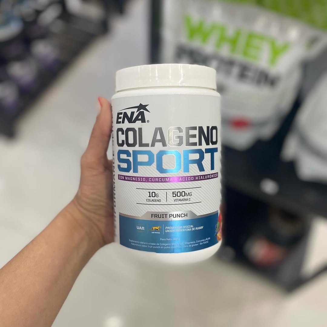 Quema Grasa Sin Molestias en la Espalda El dolor del nervio ciático a veces nos parece un obstáculo enorme a la hora de hacer ejercicio. Cuando hablamos de HIIT (Entrenamiento de Alta Intensidad por Intervalos) en lo primero que pensamos es en saltos, sprints y movimientos explosivos que, lamentablemente, pueden agravar la compresión del nervio. Pero no todo el HIIT necesita ser agresivo. Existe una variante llamada LISS (Low-Impact High-Intensity) o HIIT de bajo impacto. Hoy te quiero sugerir una rutina segura, efectiva y pensada específicamente para activar tu metabolismo, quemar grasa y fortalecer tu cuerpo... sin molestar a tu ciático. ¿Por qué este HIIT sí funciona (y la idea es que no te duela)? La clave está en eliminar el "impacto". No saltamos. En lugar de depender de la fuerza gravitacional (los saltos), dependeremos de la tensión muscular continua y la velocidad controlada. Esto mantiene tu frecuencia cardíaca alta (en la zona de quema de grasas) mientras protege tu zona lumbar y el trayecto del nervio ciático. Reglas de Oro Antes de Empezar Movilidad previa: No te tires directamente al ejercicio intenso. Hacé 5 minutos de movilidad suave: círculos con la cadera y estiramientos del piriforme suave (el típico de "pierna cruzada"). Escucha a tu cuerpo: El HIIT tiene que ser duro a nivel cardiovascular (lo vas a notar en tu respiración), pero no debe doler en el glúteo o la pierna. Si sentís un "calambre" o dolor punzante, baja la intensidad o para un ratito. Core activado: Mantené el abdomen contraído en todo momento para proteger la columna. La Rutina HIIT de quema de grasas (20 Minutos) Protocolo: Trabajas 45 segundos / Descansas 15 segundos. Tenés que hacer 2 vueltas completas. 1. Marcha de Gladiador (Calentamiento + Quema) Cómo hacerlo: Marchas en el lugar levantando las rodillas a la altura de la cadera, pero en lugar de pisar fuerte, apoyas la punta del pie y empuja el talón hacia el glúteo al bajar. Intensidad: Mové los brazos con fuerza. Beneficio: Activa la circulación sin comprimir los discos vertebrales. 2. Sentadilla Sumo con pausa isométrica Cómo hacerlo: Pies más abiertos que los hombros, puntas de tus pies hacia fuera. Baja lentamente (3 segundos) hasta que los muslos estén paralelos al suelo. Mantené la posición baja durante 2 segundos (ahí está la "intensidad"). Intensidad: Apreta los glúteos para subir. Si te tiemblan un poquito las piernas, vas bien. Beneficio: Fortalece los glúteos (relajantes naturales del ciático) sin redondear la espalda baja. 3. Escalador de Montaña (Versión lenta y profunda) Evita: Hacerlo rápido y descontrolado. Cómo hacerlo: En plancha alta. Lleva una rodilla hacia el pecho controladamente y volvé. Alterna las piernas. Intensidad: El reto no es la velocidad, sino mantener la cadera baja y el abdomen metido hacia dentro. Concentrate en la conexión mente-músculo. Beneficio: Altísimo gasto calórico y fortalecimiento del "corsé" abdominal. 4. Zancada Lateral con estocada Cómo hacerlo: De pie, das un gran paso hacia el lado derecho, flexionas esa pierna y mantenes la izquierda estirada. Tocas el suelo con la mano derecha (o intentas llegar). Volves al centro y cambias. Intensidad: Movete de forma dinámica pero controlada. Beneficio: Trabaja aductores y abductores, mejorando la estabilidad de la pelvis, lo que libera presión sobre el ciático. 5. Puente de Glúteo a una pierna Cómo hacerlo: Boca arriba, rodillas flexionadas. Elevas una pierna estirada hacia el techo. Empujas con el talón de la pierna de apoyo para elevar la cadera. Intensidad: Hacé las repeticiones lentas. Tenés que sentir el glúteo arder. Beneficio: Es el mejor ejercicio para la ciática. Fortalece el glúteo sin carga axial en la columna. 6. "Boxing" en el mismo lugar Cómo hacerlo: Con las rodillas ligeramente flexionadas y la cadera estable (sin balancearte hacia adelante y atrás). Tira golpes rectos y ganchos al aire. Intensidad: Explosividad con los brazos y giro de torso, pero las piernas quietas. Beneficio: Maximiza la frecuencia cardíaca para seguir quemando calorías incluso después del entrenamiento (EFOC - Efecto Afterburn). Sin saltos, sin impacto. ¿Cuándo NO hacerlo? Si estás en pleno brote agudo (dolor del 7 al 10, que no te deja dormir o caminar recto), NO hagas HIIT. Espera a la fase subaguda (dolor molesto pero tolerable) o crónica. Durante los brotes agudos, solo caminatas suaves o estiramientos muy suaves. Post-Entrenamiento: Termina con 5 minutos de estiramiento del piriforme acostado boca arriba (cruzando un tobillo sobre la rodilla opuesta y tirando suavemente de la pierna). Esto evitará que el músculo se acorte después del esfuerzo. Este artículo es meramente informativo. Cada caso de ciática es diferente (puede ser por hernia discal, síndrome piriforme o estenosis). Consulta siempre con tu fisioterapeuta o tu médico antes de comenzar una rutina intensa. Fitnes Life promueve el deporte seguro y responsable. En la primera parte te propusimos un entrenamiento HIIT de bajo impacto para mantenerte a pleno sin agravar el nervio ciático. Ahora vamos un paso más allá: Si tu objetivo es quemar grasa y reparar el tejido articular dañado o inflamado, la nutrición juega un papel clave. Por eso te explicamos cómo dos suplementos específicos (Colágeno Hidrolizado y CURFLEX UCE II) pueden ser grandes aliados en este proceso, y cómo combinarlos de forma segura. 1. Colágeno Hidrolizado: El colágeno hidrolizado (péptidos de colágeno) es la proteína "descompuesta" que tu cuerpo absorbe fácilmente para fabricar nuevo colágeno. ¿Por qué es útil para la ciática? Aunque el colágeno no actúa directamente sobre el nervio, fortalece las estructuras que lo rodean: Fortalece ligamentos y tendones: Mejora la estabilidad de la columna lumbar. Protege el cartílago: Un estudio de 2009 demostró que 10g diarios durante 6 meses redujeron el dolor articular en un 63.8%. Combate la inflamación: Ayuda a reducir la inflamación sistémica que puede comprimir el nervio ciático. Dosis recomendada: 10 gramos al día (la dosis estándar usada en estudios clínicos). 2. CURFLEX UCE II: CURFLEX no es un colágeno cualquiera. Contiene UC-II® (Colágeno Tipo II No Desnaturalizado). La diferencia es abismal: mientras el colágeno hidrolizado aporta los "ladrillos", el UC-II® es una molécula intacta que "entrena" a tu sistema inmunológico para que deje de atacar el cartílago y lo repare. Evidencia científica: Un estudio demostró que 40 mg de UC-II® al día mejoró el dolor, la rigidez y la función articular mejor que la combinación de Glucosamina + Condroitina (1.500 mg). Está específicamente recomendado para el dolor de columna vertebral (cervical y lumbar). Dosis y formato: Comprimidos: 1 comprimido al día (aporta 40 mg de UC-II® + Vitaminas C y D) Momento del día Suplemento Objetivo Metabólico En ayunas 10g de colágeno hidrolizado El colágeno en ayunas se absorbe mejor. Además, no rompe el ayuno metabólico, lo que permite seguir quemando grasas durante la mañana si retrasas el desayuno. Antes de dormir 1 Comprimido CURFLEX UC-II® La reparación del cartílago y la quema de grasa ocurren durante el sueño (por la hormona del crecimiento). La Vitamina D que contiene también te ayuda a regular el descanso. Nota importante: Si entrenas por la tardecita o la noche, podés tomar el CURFLEX justo después del HIIT para aprovechar la ventana de reparación muscular. Precauciones y Sinergia Paciencia: No esperes milagros en 3 días. El ciclo de regeneración del cartílago requiere al menos 90 días de toma continua (ideal 180 días). Compatibilidad: Ambos suplementos son seguros y no interfieren con medicamentos comunes. Efecto Antiinflamatorio Extra: La fórmula de CURFLEX ya incluye Vitamina C (necesaria para fijar el colágeno) y Vitamina D. Consejo extra: Combina esta suplementación con el HIIT de bajo impacto que te enseñamos antes. El movimiento lubricará la articulación y el colágeno le da el material para reconstruirse. Es la combinación perfecta para activar el metabolismo sin destruir la articulación. Este artículo es meramente informativo. Los suplementos dietéticos no reemplazan una dieta variada ni un tratamiento médico. Consulta siempre con tu médico o nutricionista antes de comenzar a tomar cualquier suplemento, especialmente si estás embarazada, en periodo de lactancia o tomas medicación anticoagulante. Fitnes Life promueve un enfoque integral y seguro de la salud.