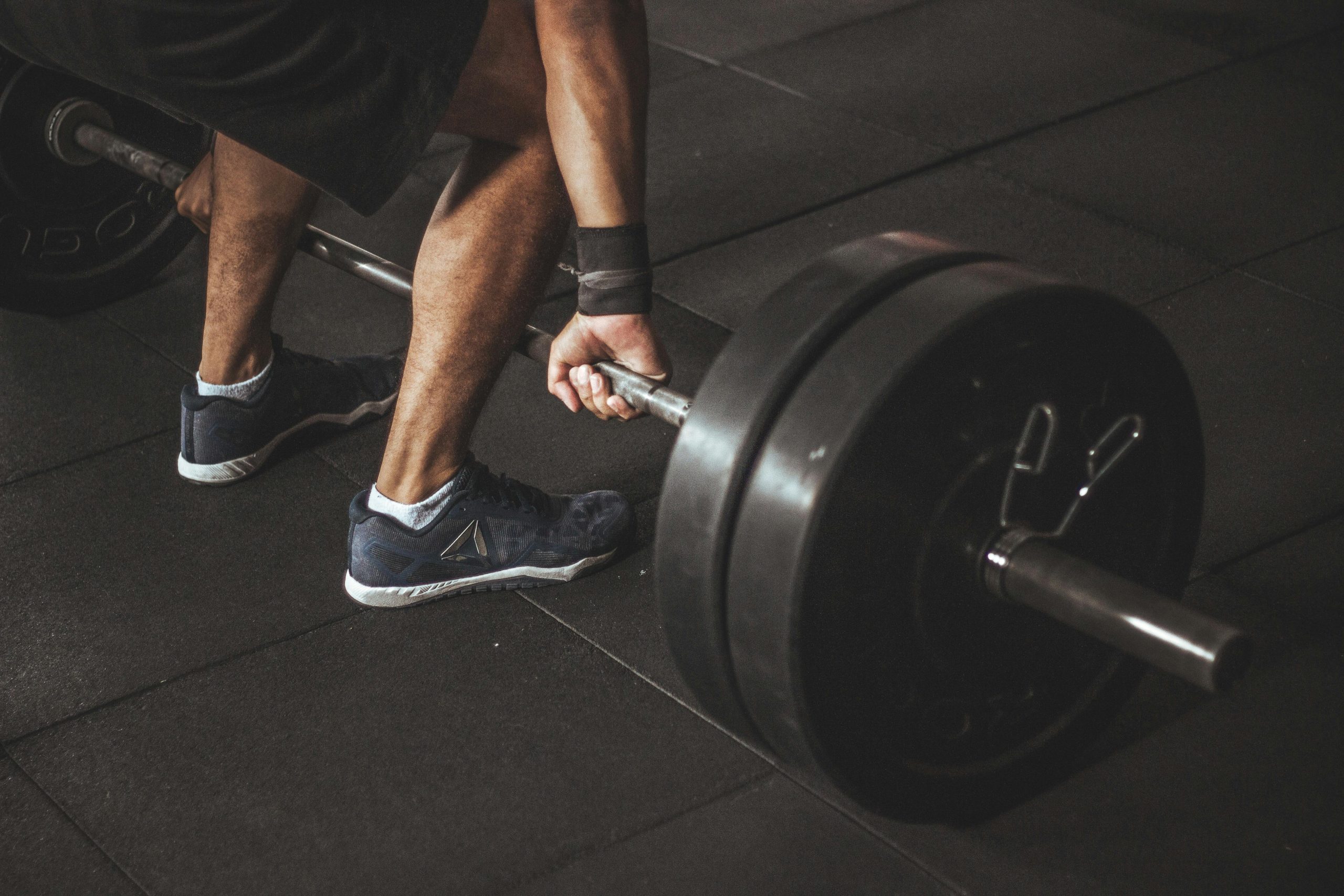 Remeras mojadas, espejos que reflejan un cuerpo que todavía está en proceso y esa pregunta que aparece después de cada entrenamiento: ¿estaré haciendo todo bien? ¿Necesito tomar algo más para ver resultados? Si buscaste gimnasios en Avellaneda y alrededores, seguramente no era solo por cambiar tu físico. Muchas veces también buscás sentirte mejor, recuperar confianza, despejar la cabeza o encontrar un lugar donde sentirte cómodo. Porque hoy el gimnasio dejó de ser solamente un espacio para entrenar: también se convirtió en un lugar para encontrarse, compartir y pertenecer a una comunidad. Y en el medio de esa búsqueda, las redes sociales empiezan a mostrarte cuerpos perfectos, suplementos milagrosos y frases como “ganá músculo más rápido” o “transformá tu cuerpo en semanas”. La presión aparece. Y la duda también... El problema: creer que todo depende de un frasco Uno de los errores más comunes entre quienes empiezan a entrenar es pensar que el cambio físico depende de un envase. Batidos, cápsulas, pre-entrenos, polvos de colores… Se instala la idea de que sin suplementos no hay progreso. Pero la realidad es otra. Si tu alimentación es un desorden, si entrenás sin constancia o si dormís pocas horas, ningún suplemento va a solucionar esa base débil. Y aun así, muchas personas gastan dinero en proteínas o quemadores antes de aprender algo mucho más importante: cómo alimentarse, descansar y sostener hábitos reales. Lo que realmente pasa cuando confiás solo en los suplementos La frustración no tarda en llegar. Entrenás duro, tomás el batido post entreno y aun así no ves los cambios que esperabas. ¿Por qué? Porque pusiste el foco en el accesorio y no en lo esencial. Las redes sociales te venden resultados rápidos, pero el verdadero progreso funciona distinto. Ningún suplemento puede compensar una mala alimentación, pocas horas de sueño o entrenamientos sin planificación. Si no llegás a tus requerimientos de proteína con comida real, si consumís muy pocas calorías o si no descansás bien, tu cuerpo no tiene con qué construir resultados. Y hay algo todavía más importante: cuando dependés psicológicamente de un suplemento, empezás a creer que sin eso no rendís. “Sin creatina no tengo fuerza”, “sin proteína no voy a crecer”. Esa idea te desconecta de lo más valioso: tu disciplina, tu esfuerzo y la confianza en vos mismo. Además, entrenar no es solamente verse mejor. También tiene que ver con sentirse bien. Con liberar estrés. Con mejorar la movilidad, las articulaciones y la energía diaria. Y todo eso depende muchísimo más de hábitos saludables y de un entorno positivo que de cualquier producto. El gym como espacio de comunidad y bienestar Hoy muchas personas llegan al gimnasio buscando algo más que resultados físicos. Buscan un lugar donde sentirse cómodas, seguras y acompañadas. Porque cuando entrenás en un ambiente sano, donde hay motivación, buena energía y personas que están pasando procesos similares al tuyo, todo cambia. El gym se transforma en un espacio para desconectar de los problemas, ganar confianza y construir hábitos que impactan también fuera del entrenamiento. En Fitness Life entendemos eso. Sabemos que nadie sostiene un cambio real sintiéndose solo o incómodo. Por eso creemos en un gimnasio donde el entrenamiento vaya de la mano con el acompañamiento, la motivación y el sentido de pertenencia. Nuestra postura: los suplementos son una herramienta, no la solución En Fitness Life, el gimnasio más completo de zona sur, tenemos una idea clara: los suplementos no son indispensables. Son simplemente una herramienta complementaria. Pueden ayudar en algunos casos, pero jamás reemplazan una buena alimentación, el entrenamiento constante y el descanso adecuado, (acordate que tu músculo crece mientras dormís). Tu cuerpo necesita energía, proteínas, vitaminas y minerales que vienen principalmente de los alimentos. Si no estás comiendo bien o descansando lo suficiente, ningún batido va a hacer el trabajo por vos. Eso no significa que los suplementos no sirvan. En algunas situaciones pueden ser útiles, especialmente cuando cuesta cubrir ciertos requerimientos nutricionales. Pero siempre deben usarse con criterio y acompañamiento. Los suplementos más comunes (y útiles) Proteína en polvo Práctica para alcanzar la cantidad diaria de proteína cuando llevás un ritmo de vida acelerado (por eso suplementa tu alimentación). Creatina monohidratada Uno de los suplementos más estudiados. Ayuda a mejorar fuerza, rendimiento y recuperación muscular (entre otros beneficios) Omega 3 Beneficioso para la salud cardiovascular y articular, ideal para quienes buscan cuidar las articulaciones (revisá bien la dosis de DHA y EPA por servicio) Multivitamínicos y minerales Útiles únicamente cuando existen deficiencias específicas en la alimentación. Pero recordá algo importante: no todas las personas necesitan suplementos, ni en las mismas cantidades, (todos los cuerpos son diferentes). Por eso en Fitness Life no vendemos soluciones mágicas. Primero te enseñamos a entrenar, alimentarte y descansar correctamente. Tu mejor suplemento sigue siendo un plan real Dejá de buscar atajos. El verdadero cambio no sale de un frasco: viene de la constancia, del acompañamiento y de sentirte parte de un lugar donde podés crecer. En Fitness Life te ayudamos a construir hábitos reales a través del entrenamiento, los ejercicios de cardio, la relajación y el fortalecimiento articular. Pero también te damos algo igual de importante: un espacio donde sentirte cómoda, motivada y acompañada. Porque entrenar también es compartir. Es encontrarte con personas que tienen objetivos parecidos a los tuyos. Es recuperar la seguridad en vos mismo. Y es entender que el cambio físico empieza mucho antes del espejo. Vení a conocernos, a descubrir cómo entrenar con un propósito, rodeado de una comunidad que te impulse a dar lo mejor de vos.