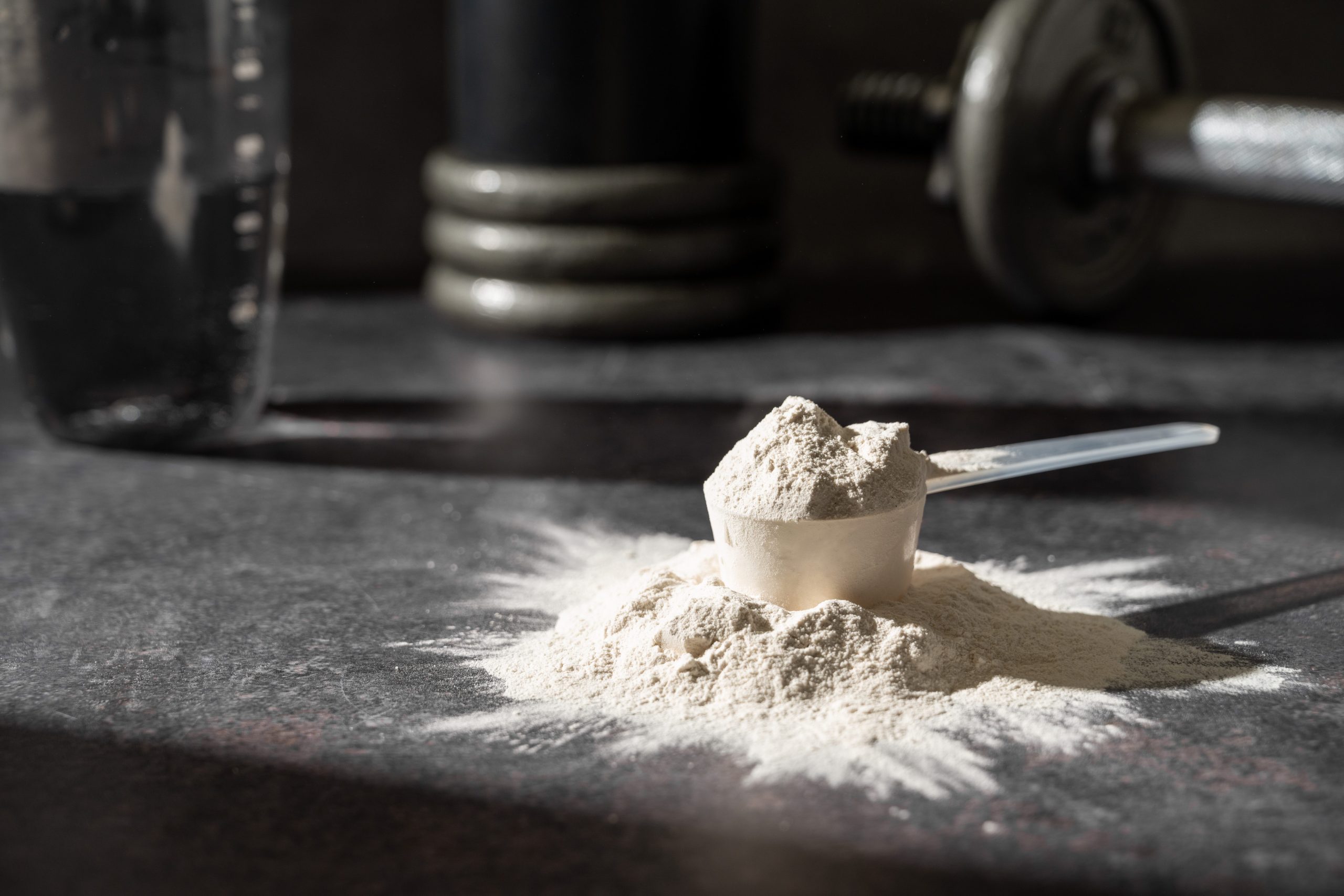 si hay un suplemento que vale cada peso en el gym, es la creatina monohidratada. No es moda, no es trampa, es el suplemento más estudiado del mundo. Y todavía escucho en el gym: "¿te hincha?", "¿es solo para hombres?", "¿hace mal al riñón?". Vamos a romper esos mitos de una vez. ¿Qué es la creatina monohidratada y para qué sirve? Tu cuerpo ya produce creatina. Está en tus músculos. Es el combustible rápido para esfuerzos cortos e intensos. Cuando hacés una sentadilla pesada, un sprint, un press al fallo, tu cuerpo usa fosfocreatina para regenerar ATP, que es energía pura. El problema es que tu reserva natural se llena hasta ahí. Con la creatina monohidratada, lo que hacés es llenar el tanque al 100%. ¿Para qué sirve en criollo? Más fuerza. Sacás 1 o 2 repeticiones más donde antes fallabas. Más músculo. No porque sea mágica, sino porque entrenás mejor y te recuperás más rápido. Mejor rendimiento. Sobre todo si entrenás 4 a 5 veces por semana con sobrecarga progresiva. No es un pre-entreno que te pone nervioso. Es un acumulativo. Funciona por saturación. ¿La creatina te hincha o retiene líquido? Este es el mito número 1 y te lo aclaro así: el agua va al músculo, no debajo de la piel. La creatina lleva agua ADENTRO de la fibra muscular. Eso es bueno. El músculo se ve más lleno, más firme. No te deja la cara hinchada ni te tapa. Si te ves hinchado, no es la creatina, es el total de calorías, sodio y agua que estás tomando en el día. Por eso sirve tanto para hombres como para mujeres. El protocolo es el mismo. ¿Cómo se toma la creatina monohidratada en el gimnasio? Mi recomendación Olvidate de las vueltas. No necesitas fase de carga de 20 gramos, ni ciclos raros, ni tomarla solo antes de entrenar. El protocolo que más evidencia tiene y que uso con mis alumnos es este: Dosis: 3 a 5 gramos por día, todos los días. Si pesás 60 kg, con 3g vas bien. Si pesás más de 85-90 kg o entrenás muy intenso, 5g. Cuándo: A cualquier hora. Lo importante es la constancia, no el reloj. Yo te recomiendo tomarla junto a una comida que tenga carbohidratos y algo de proteína. Post entreno con tu shake, o en el desayuno. Pero si te olvidaste, tomala cuando te acuerdes. No se pierde por unas horas. Con qué: Con agua. 300 a 400 ml. Bien disuelta. No necesitas jugo, ni azúcar, ni nada raro. Y tomá agua durante el día. 2 a 3 litros si entrenás fuerte. La creatina funciona mejor si estás hidratado. Por cuánto tiempo: Todo el año. No hace falta descansar. Mientras entrenes y comas bien, la seguís tomando. Si dejás de tomarla, tu reserva baja en 3 o 4 semanas. No pasa nada, pero perdés el beneficio. Importante: comprá CREATINA MONOHIDRATADA, sin apellido. Creapure es un sello de calidad. No necesitas creatina HCL, etil éster, ni kre-alkalyn. Monohidrato. Es la más barata y la que más funciona. 3 errores que veo todos los días en el gym 1. Tomarla solo los días que entrenás. No. Es todos los días. Sábado, domingo, el día que no vas. Es como lavarte los dientes. 2. Esperar que reemplace la comida. Primero ordenás las comidas, después sumás suplementación para cubrir lo que falta. Si comés 1.200 calorías y dormís 4 horas, ninguna creatina te va a salvar. 3. Tomar 10 suplementos juntos. Primero el objetivo, después la lista. Con proteína, creatina y buena comida, el 90% de la gente ya está cubierta. No sumes por sumar. ¿Quiénes pueden tomarla y quiénes no? Puede tomarla cualquier persona sana que entrene fuerza, tanto si busca ganar masa muscular como si quiere mejorar su rendimiento y composición corporal. Mujeres, hombres, mayores de 40, deportistas de CrossFit, fútbol, rugby. Si tenés alguna patología renal preexistente, hipertensión no controlada o estás tomando medicación crónica, no te automediques. Consultá primero con tu médico o nutricionista de confianza. Este artículo es informativo y no reemplaza una consulta profesional. Para personas sanas, con la dosis recomendada y buena hidratación, la creatina monohidratada es segura. Tenemos más de 30 años de estudios. Resumen rápido para que no te olvides Si me preguntás: Edu, ¿compro creatina sí o no? Mi respuesta: Si ya entrenás hace al menos 2-3 meses con regularidad, comés proteína suficiente y querés progresar más rápido, SÍ. Es la mejor inversión. Acordate: Monohidratada, 3 a 5 gramos por día. Todos los días, con agua. Sin vueltas, sin fase de carga. Entrenamiento, comida y descanso hacen el trabajo pesado. La creatina te da ese 10% extra que se nota. ¿Querés que revise qué creatina estás por comprar? Mandame la foto por DM con la palabra CREATINA y te digo si es la que va. Nos vemos en el gym.